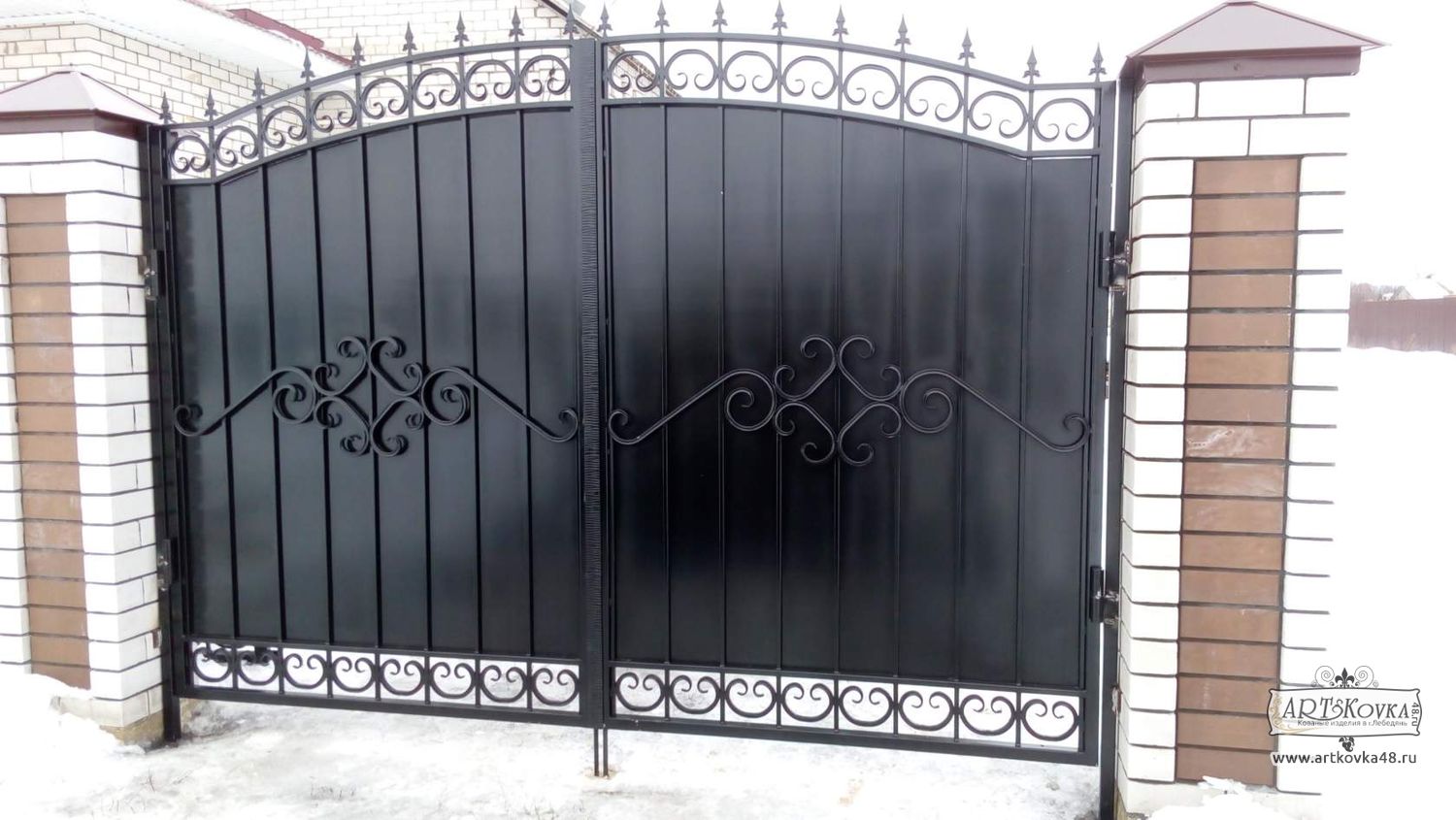 Ворота с элементами ковки в Лебедяни для частного дома