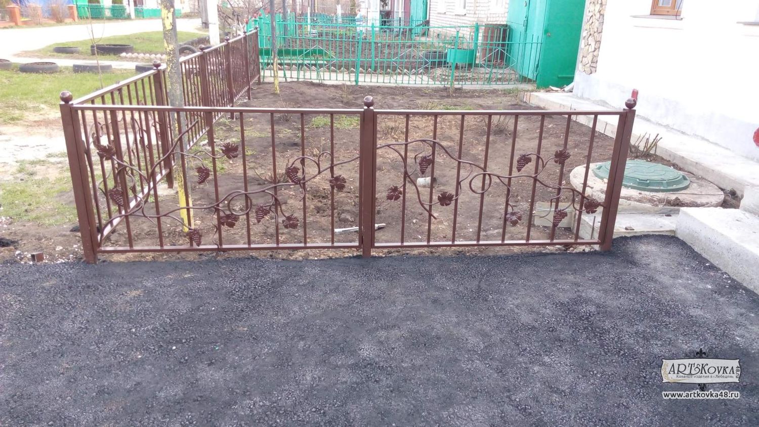 Декоративный кованый забор с калиткой для частного дома