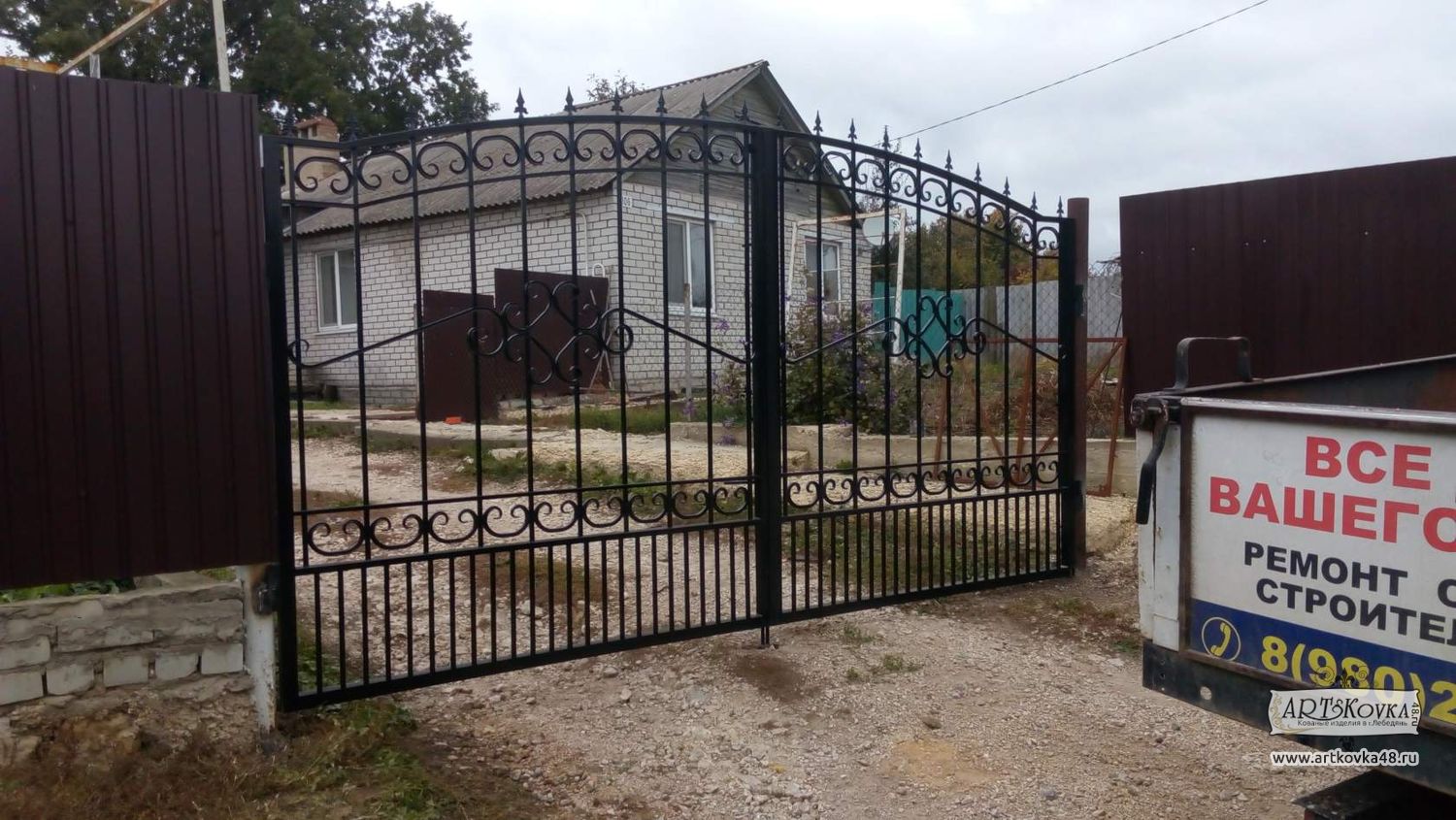 Легкие ажурные кованые ворота для частного дома